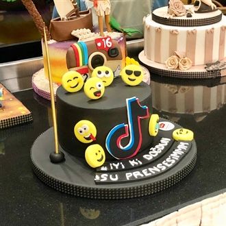 Emojili Doğum Günü Pastası